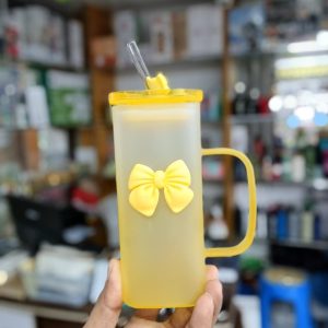 A square glass mug with a straw and a tight-fitting lid with a cute bow. 350 ml